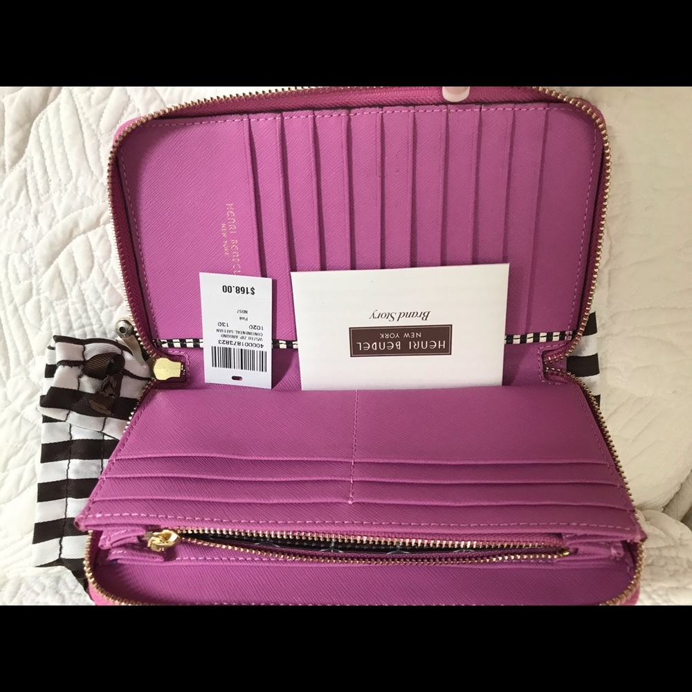 Handing Bendell wallet